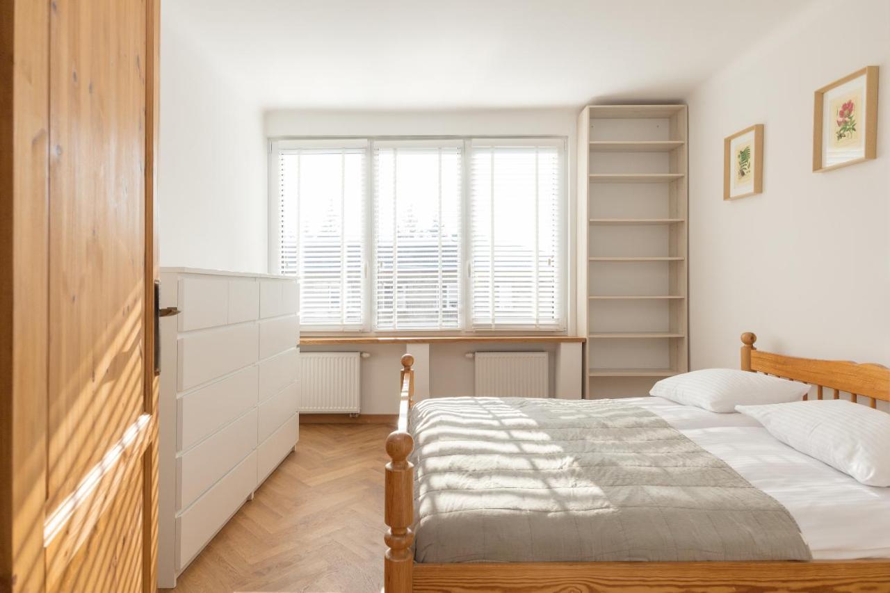 Piekna 2-Bedroom Apartment Варшава Екстер'єр фото